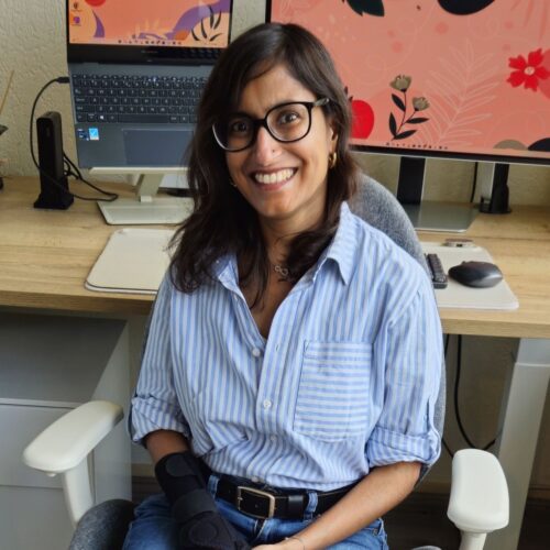 Rosita zittend op een stoel voor haar bureau